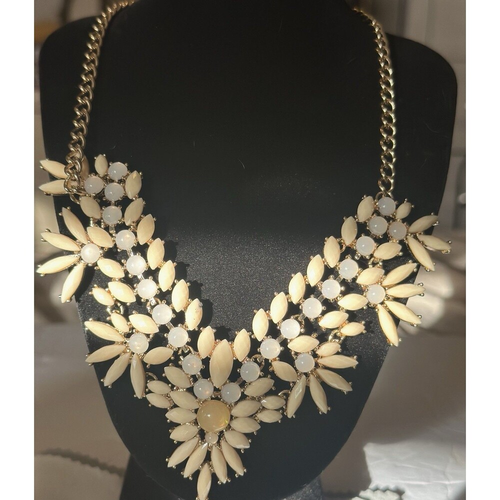 Vintage Style Ivory Cream Floral Statement Bib Necklace Gold Tone 16” + 2”